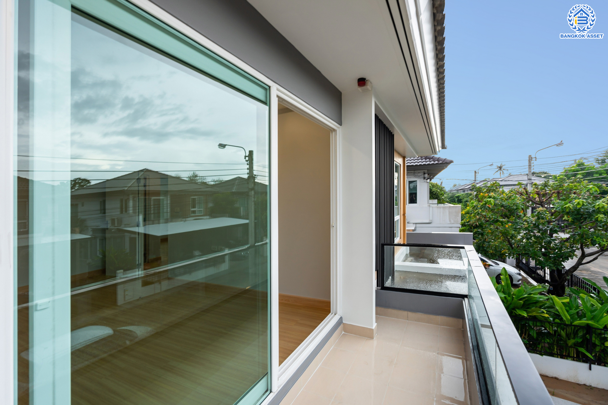 บ้านเดี่ยวมือสองนนทบุรี ม.ชัยพฤกษ์ ปิ่นเกล้า-กาญจนาฯ หลังใหญ่ จากแบรนด์คุณภาพ LH เนื้อที่ 54 ตร.ว. ฟังก์ชัน 3 ห้องนอน 3 ห้องน้ำ จอดรถได้ 2 คัน บนทำเลศักยภาพ ใกล้เซ็นทรัลเวสต์เกต ทางด่วน "กาญจนาภิเษก" รถไฟฟ้าสายสีม่วง "สถานีตลาดบางใหญ่"